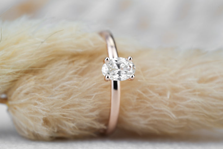 Filigraner Verlobungsring " Solaria " in Roségold mit ovalem Diamant