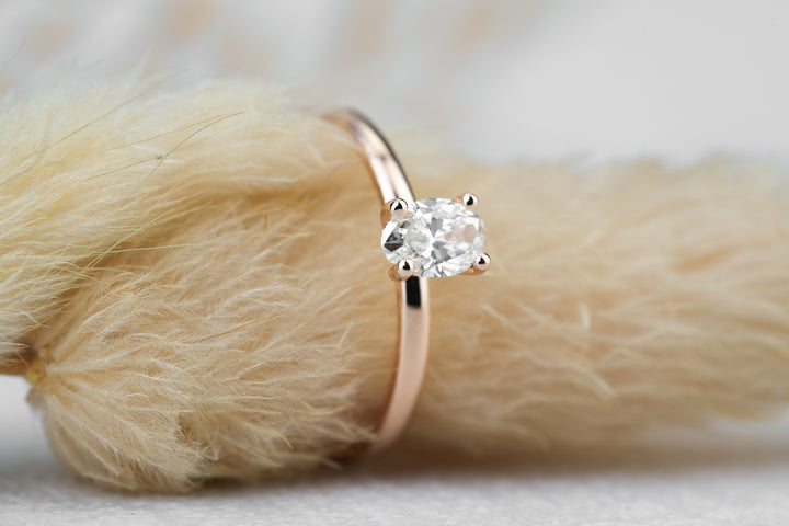 Filigraner Verlobungsring " Solaria " in Roségold mit ovalem Diamant