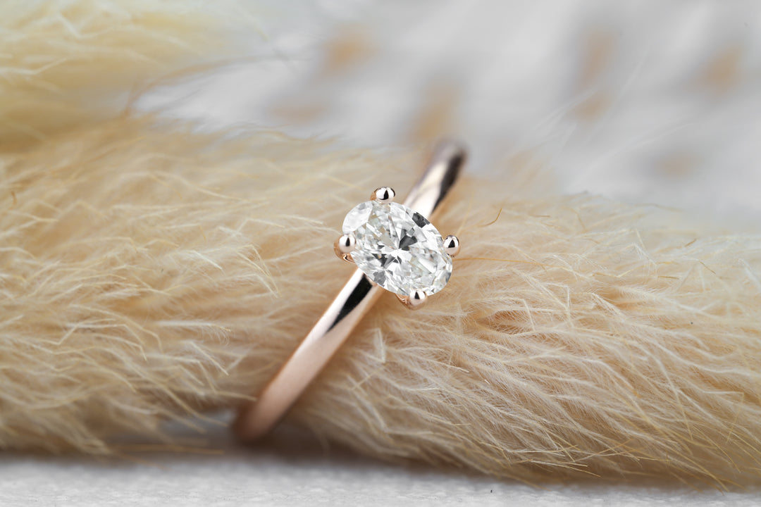 Filigraner Verlobungsring " Solaria " in Roségold mit ovalem Diamant