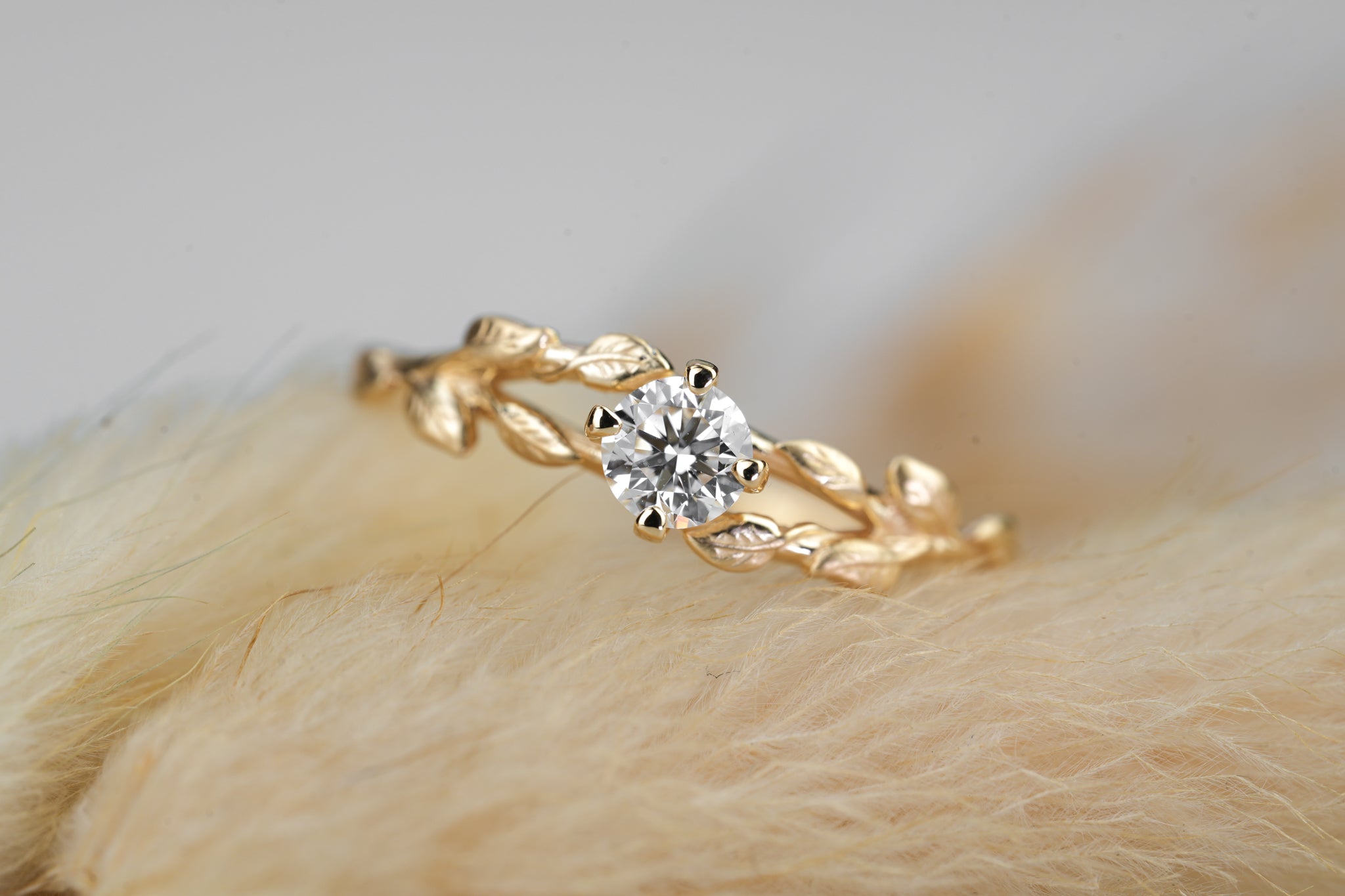 natürlicher Verlobungsring " Vino " aus Gold mit Diamant rund