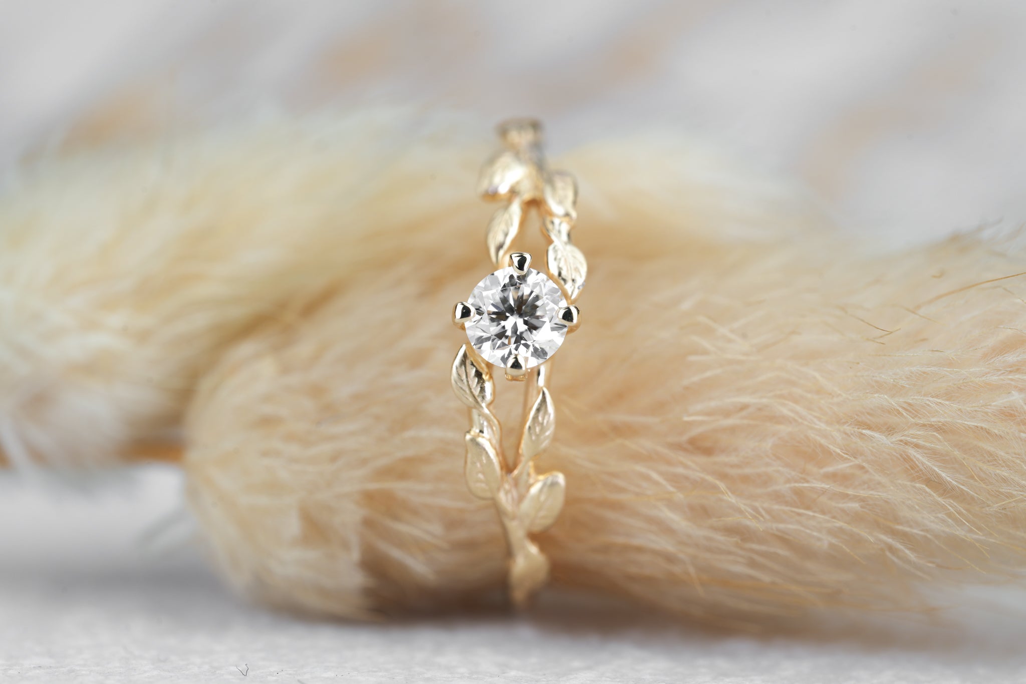 natürlicher Verlobungsring " Vino " aus Gold mit Diamant rund