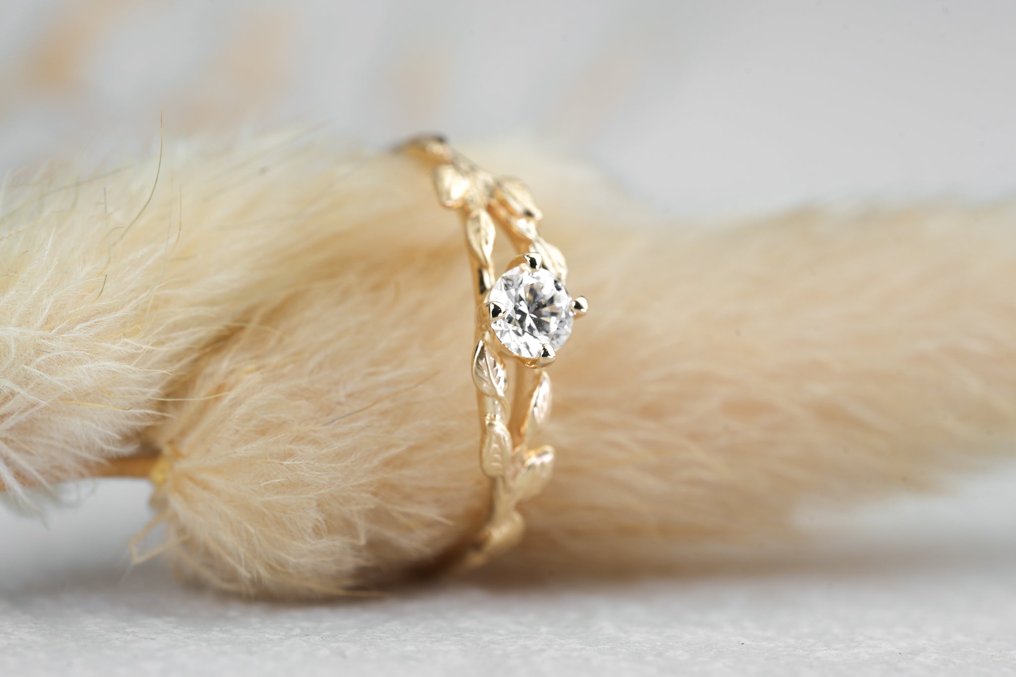 natürlicher Verlobungsring " Vino " aus Gold mit Diamant rund
