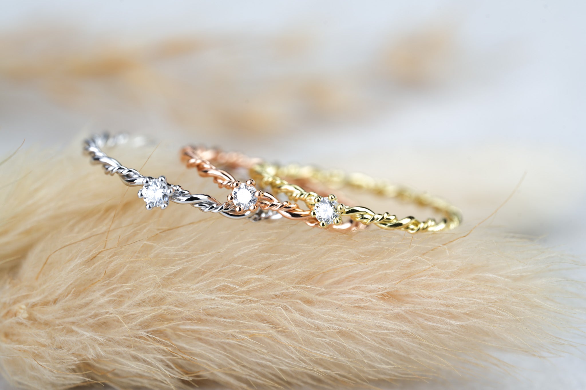 Unsere Eheringe aus Gelbgold und Diamanten strahlen zeitlose Eleganz und unvergleichliche Brillanz aus. Ein Versprechen für die Ewigkeit.