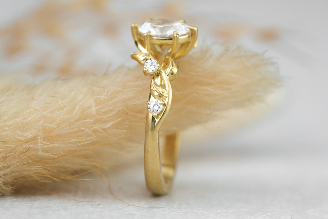 Naturinspirierter Verlobungsring " Vinea " - Ovaler Diamant Gold Ring