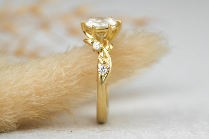 Naturinspirierter Verlobungsring " Vinea " - Ovaler Diamant Gold Ring