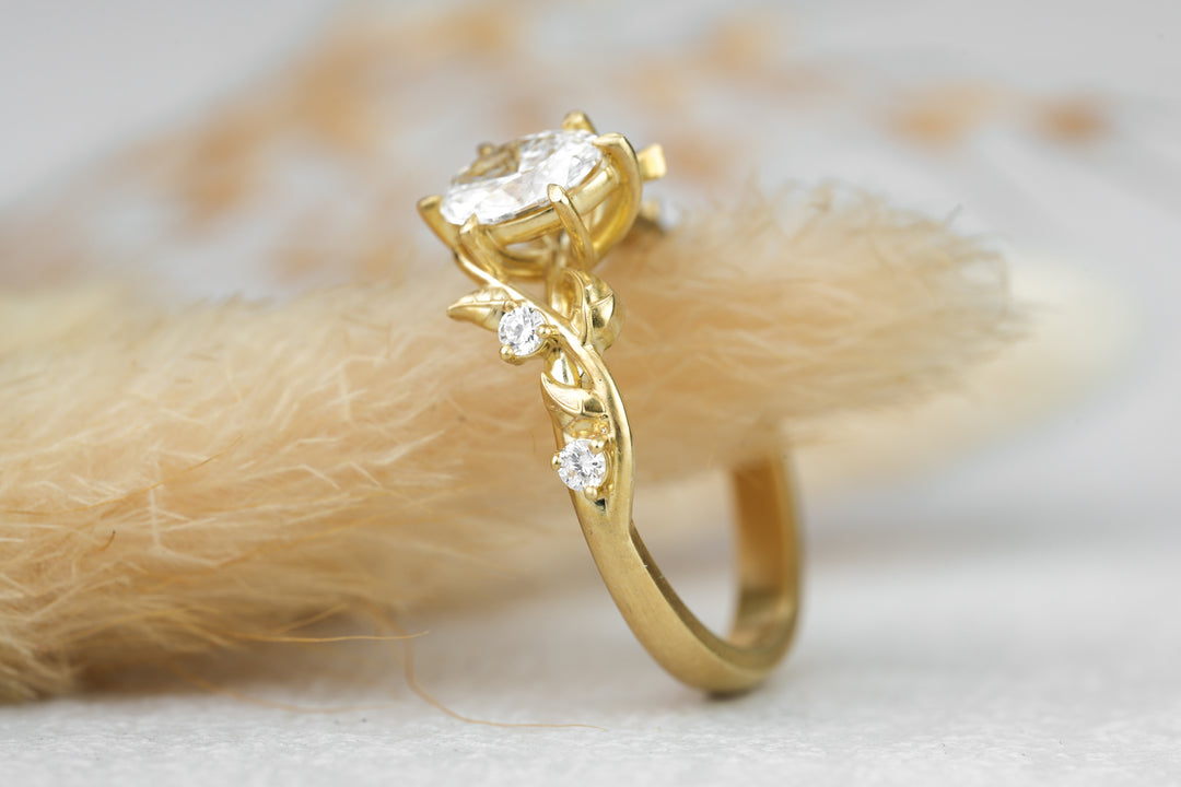 Naturinspirierter Verlobungsring " Vinea " - Ovaler Diamant Gold Ring