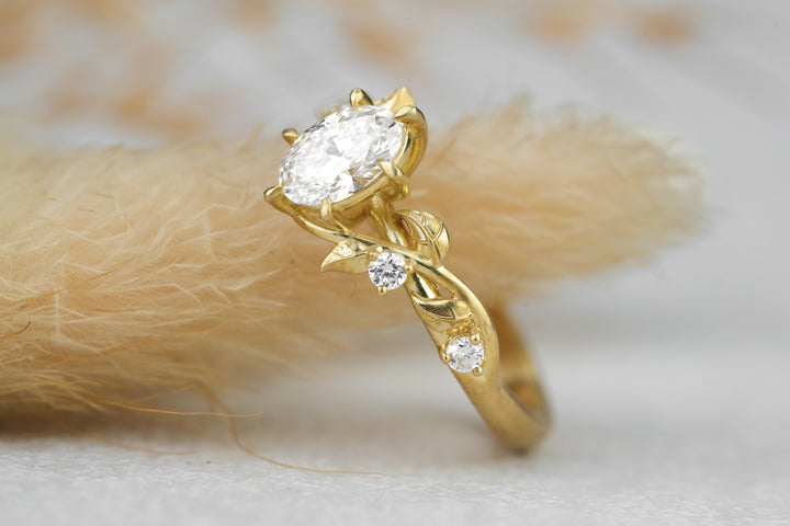 Naturinspirierter Verlobungsring " Vinea " - Ovaler Diamant Gold Ring