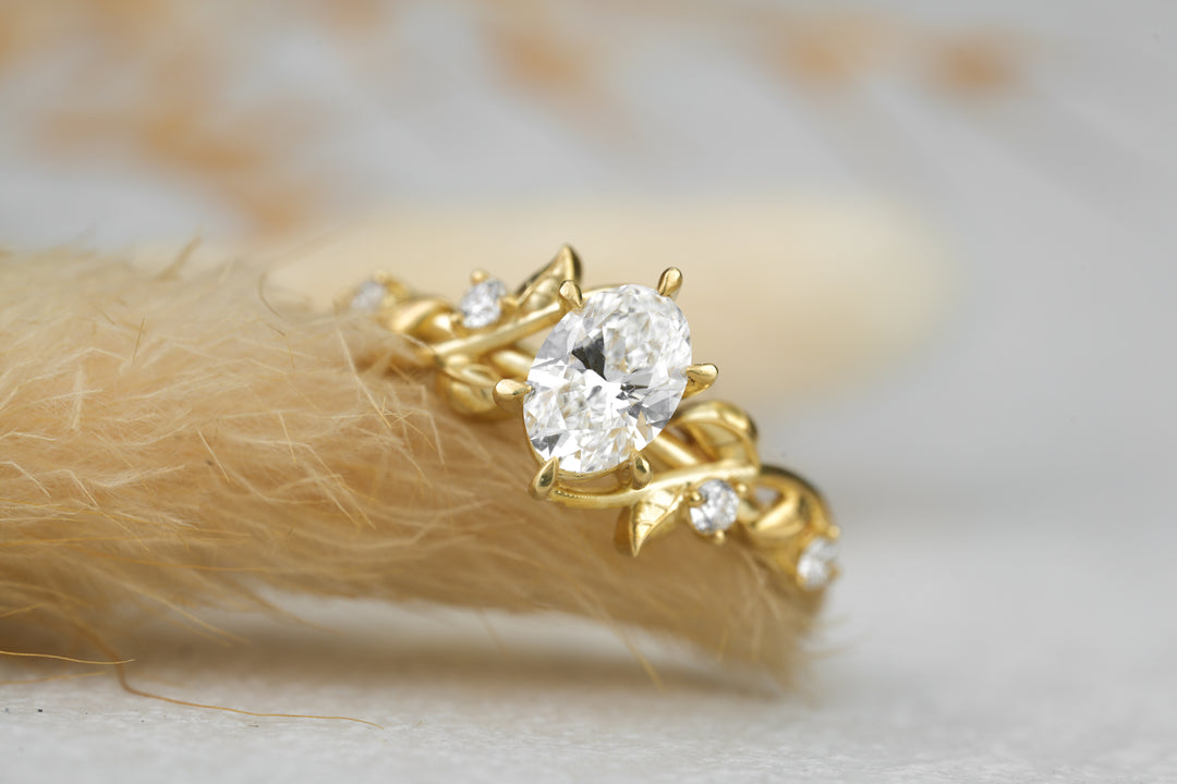 Naturinspirierter Verlobungsring " Vinea " - Ovaler Diamant Gold Ring