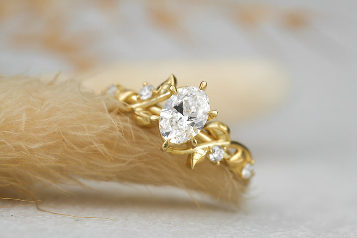 Naturinspirierter Verlobungsring " Vinea " - Ovaler Diamant Gold Ring