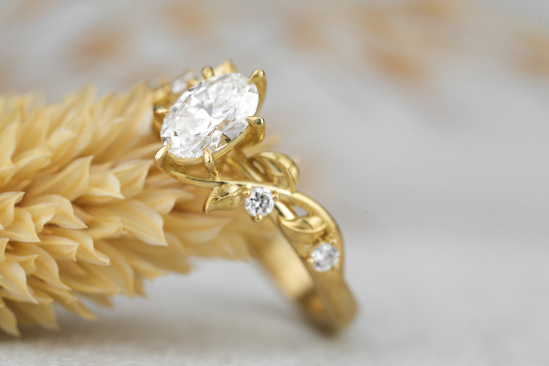Naturinspirierter Verlobungsring " Vinea " - Ovaler Diamant Gold Ring