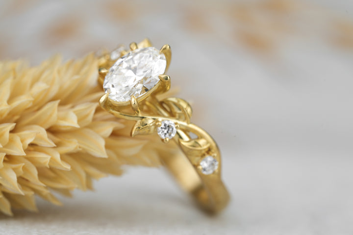 Naturinspirierter Verlobungsring " Vinea " - Ovaler Diamant Gold Ring