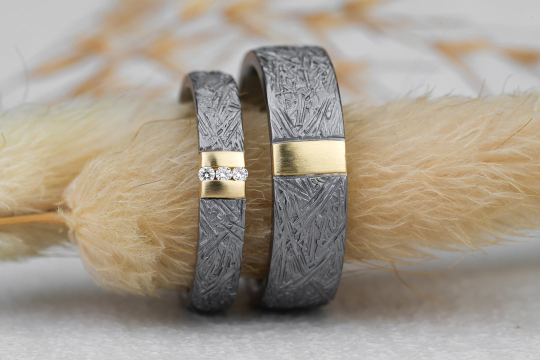 Eheringe Kroko Hammerschlag in Tantal und Gelbgold