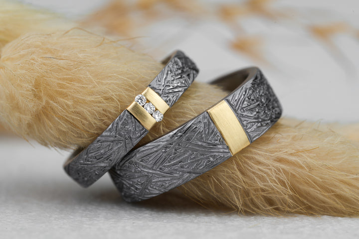 Eheringe Kroko Hammerschlag in Tantal und Gelbgold