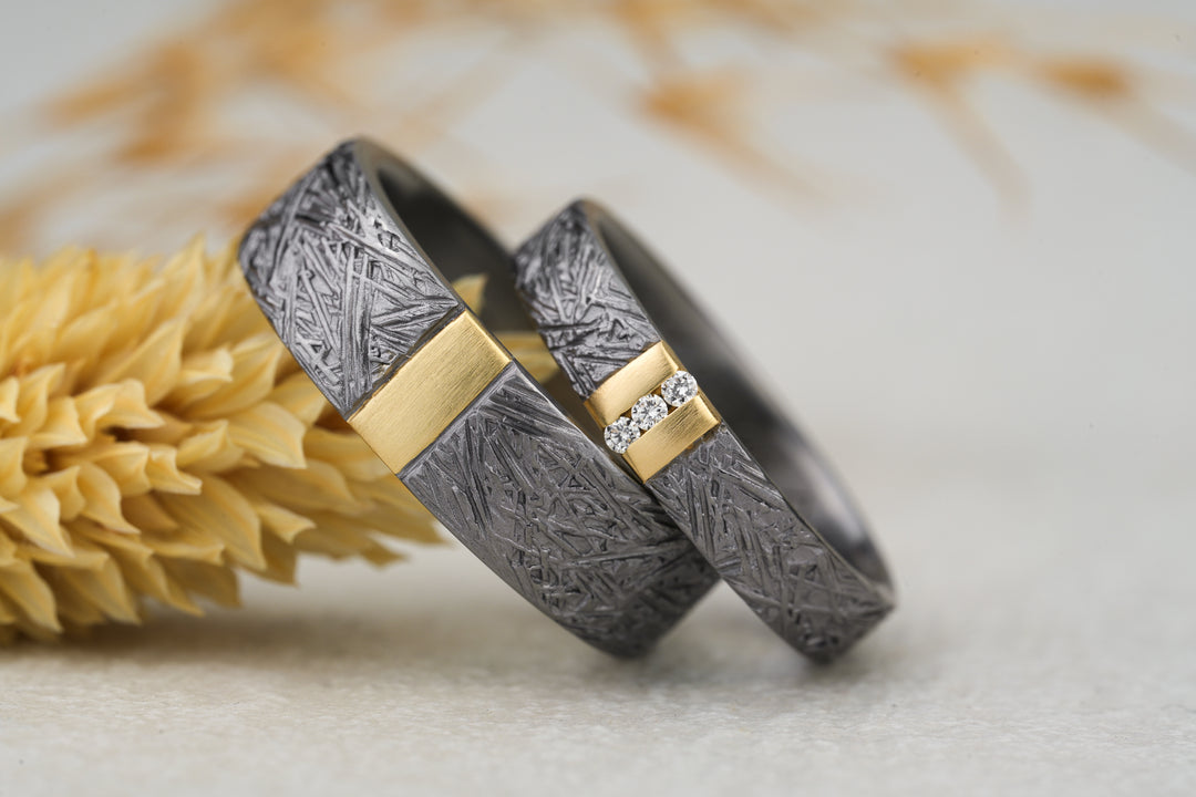 Eheringe Kroko Hammerschlag in Tantal und Gelbgold