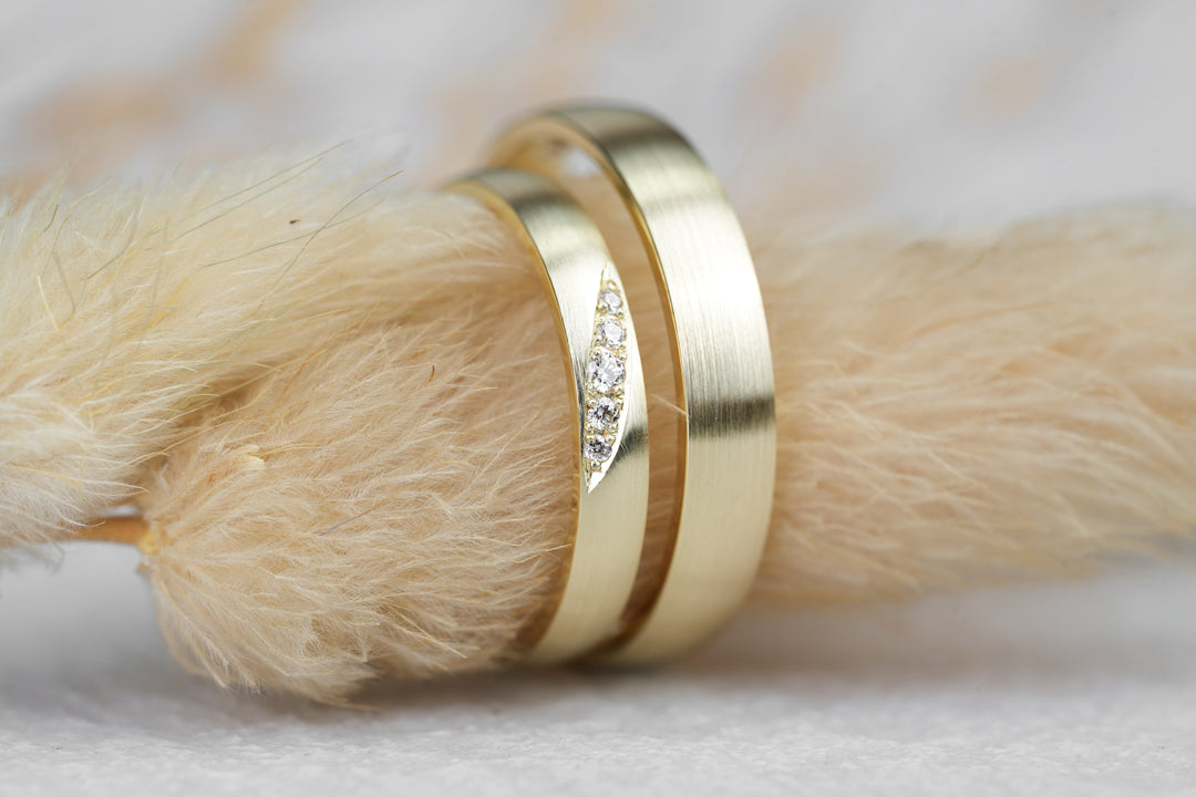 Eheringe " Lilie " Gold mit Diamanten