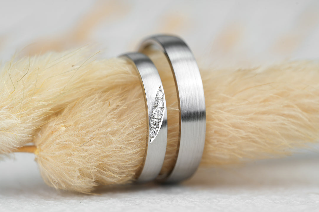 Eheringe " Lilie " Platin mit Diamanten