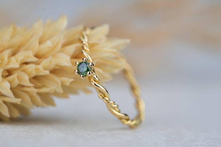 Filigraner Verlobungsring „Filou“ aus 18kt Gelbgold mit grünem Diamant
