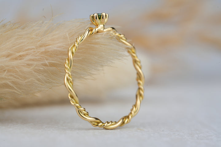 Filigraner Verlobungsring „Filou“ aus 18kt Gelbgold mit grünem Diamant