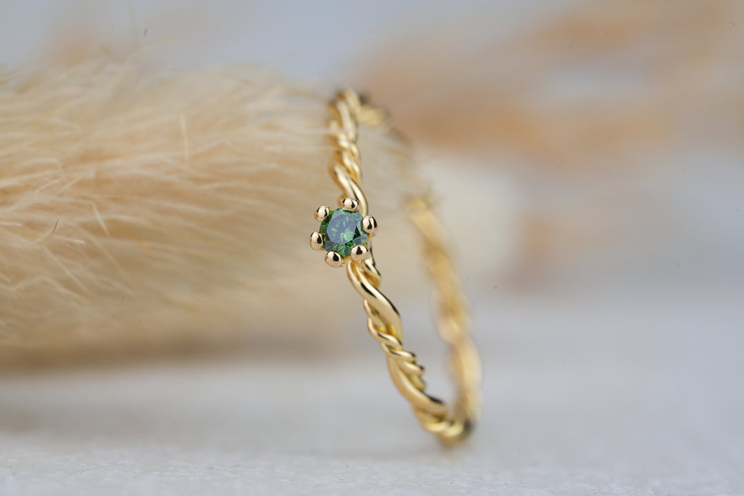 Filigraner Verlobungsring „Filou“ aus 18kt Gelbgold mit grünem Diamant
