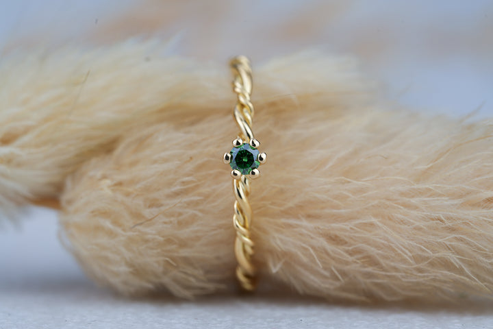 Filigraner Verlobungsring „Filou“ aus 18kt Gelbgold mit grünem Diamant
