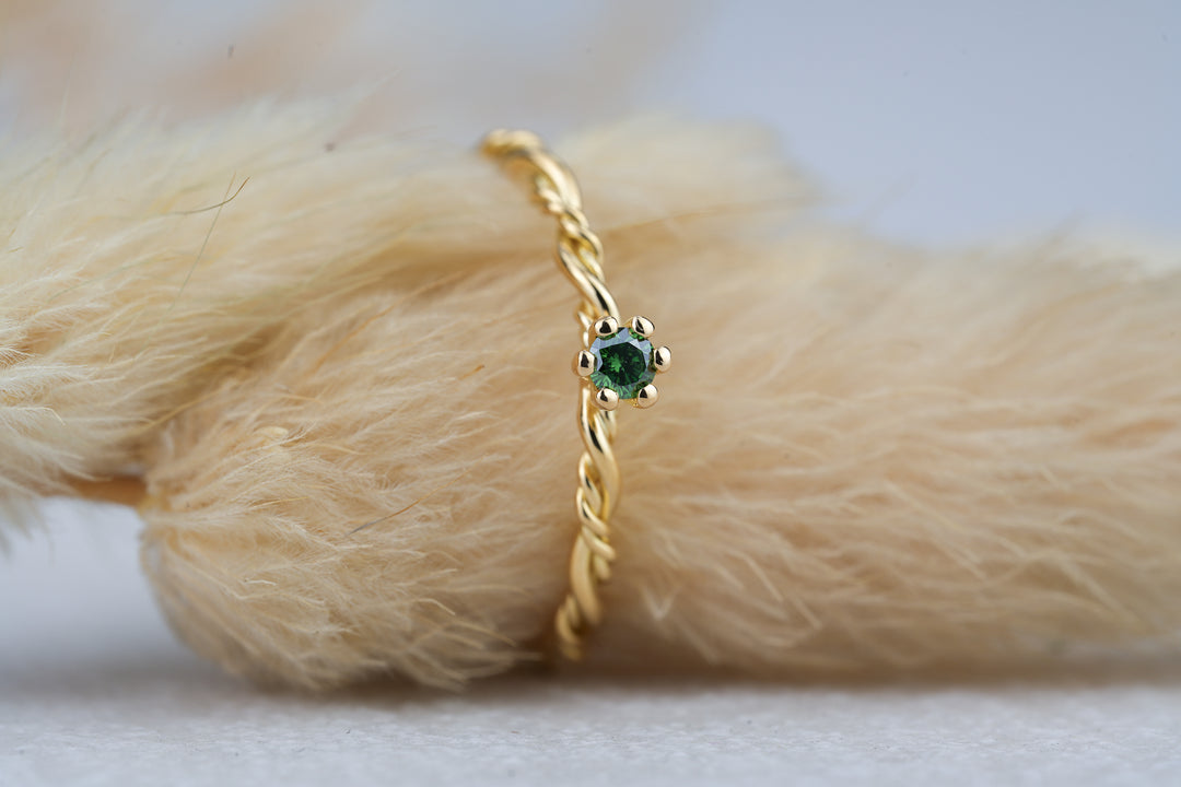 Filigraner Verlobungsring „Filou“ aus 18kt Gelbgold mit grünem Diamant