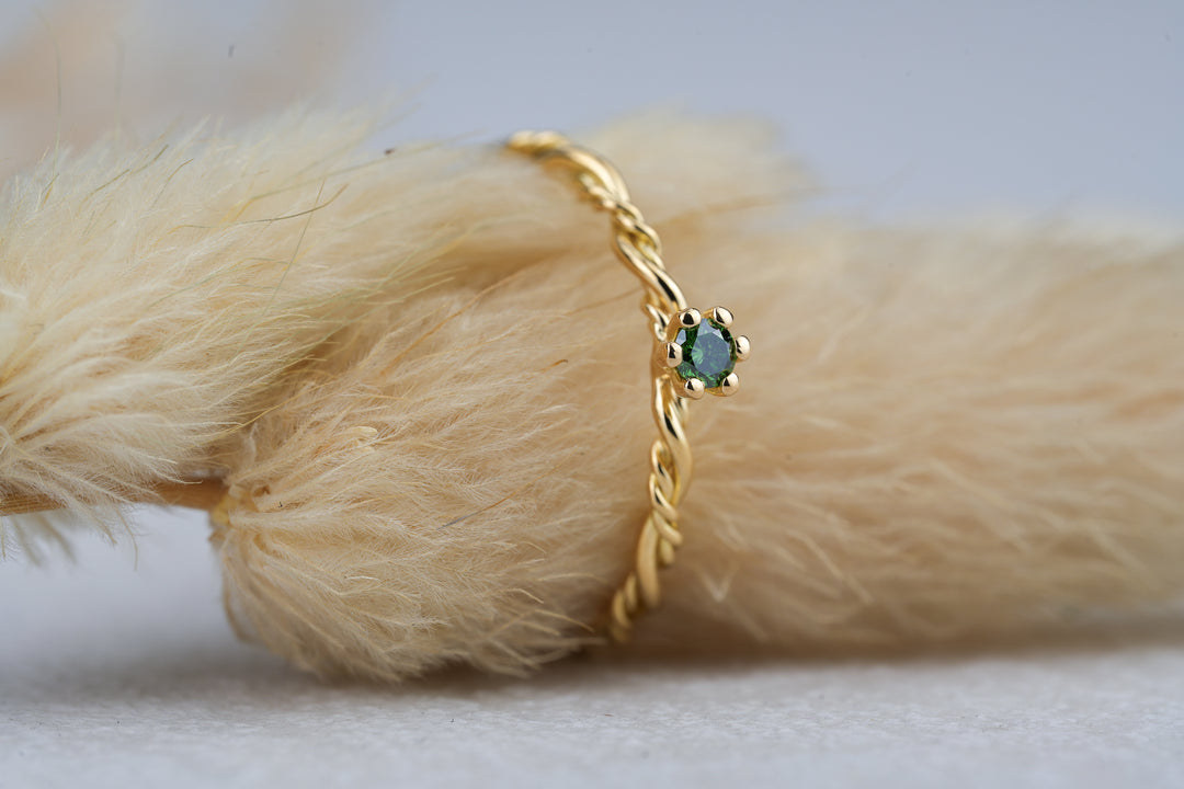Filigraner Verlobungsring „Filou“ aus 18kt Gelbgold mit grünem Diamant