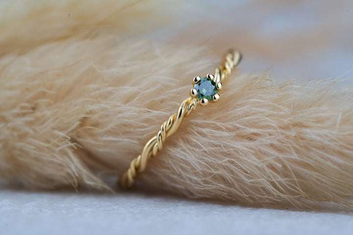 Filigraner Verlobungsring „Filou“ aus 18kt Gelbgold mit grünem Diamant