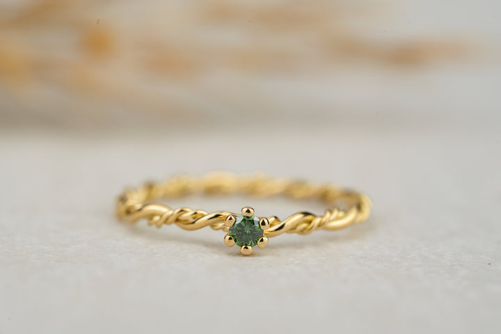 Filigraner Verlobungsring „Filou“ aus 18kt Gelbgold mit grünem Diamant