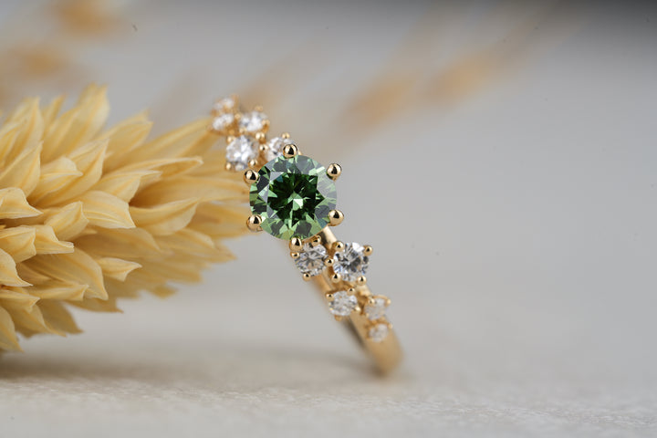 Verlobungsring " Liv " in Gold mit grünem Diamant