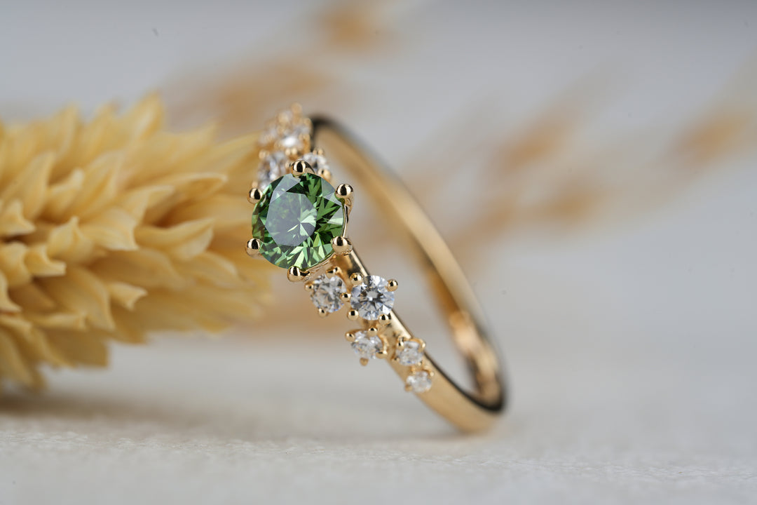 Verlobungsring " Liv " in Gold mit grünem Diamant