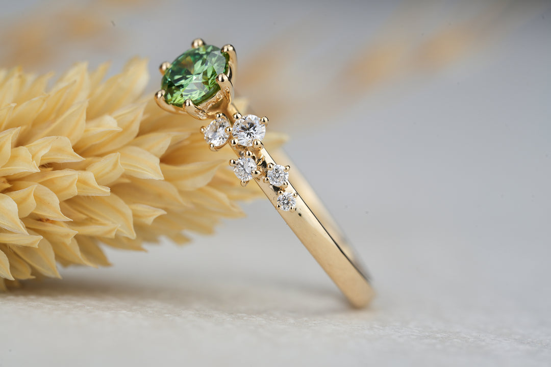 Verlobungsring " Liv " in Gold mit grünem Diamant