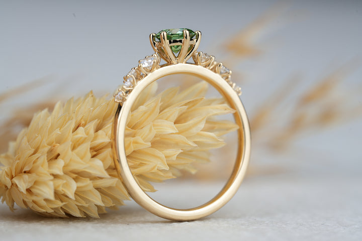 Verlobungsring " Liv " in Gold mit grünem Diamant