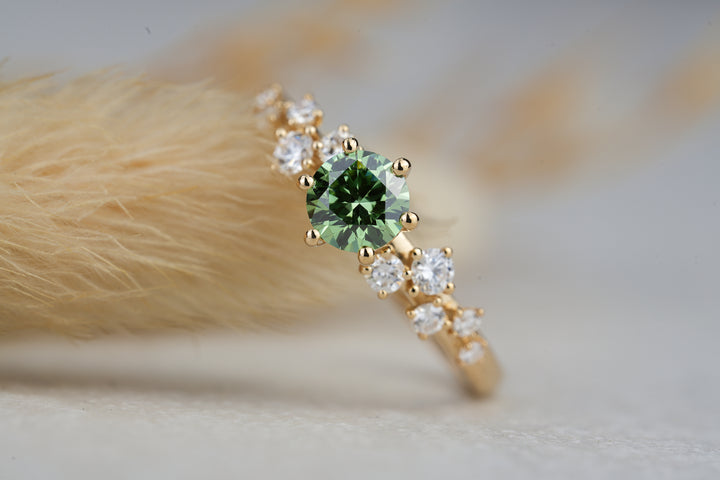 Verlobungsring " Liv " in Gold mit grünem Diamant