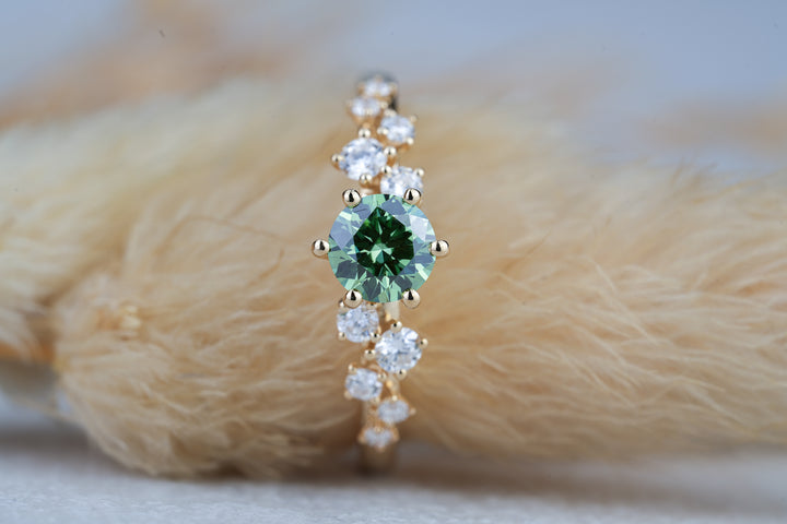 Verlobungsring " Liv " in Gold mit grünem Diamant