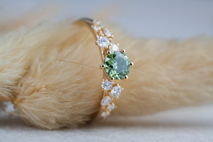 Verlobungsring " Liv " in Gold mit grünem Diamant