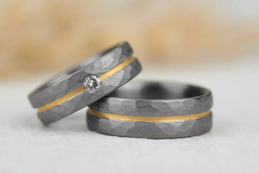 Eheringe Tantal gehämmert Gold Streifen