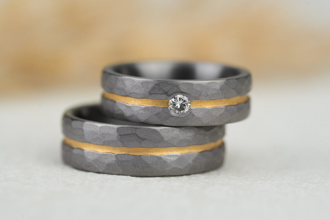 Eheringe Tantal gehämmert Gold Streifen