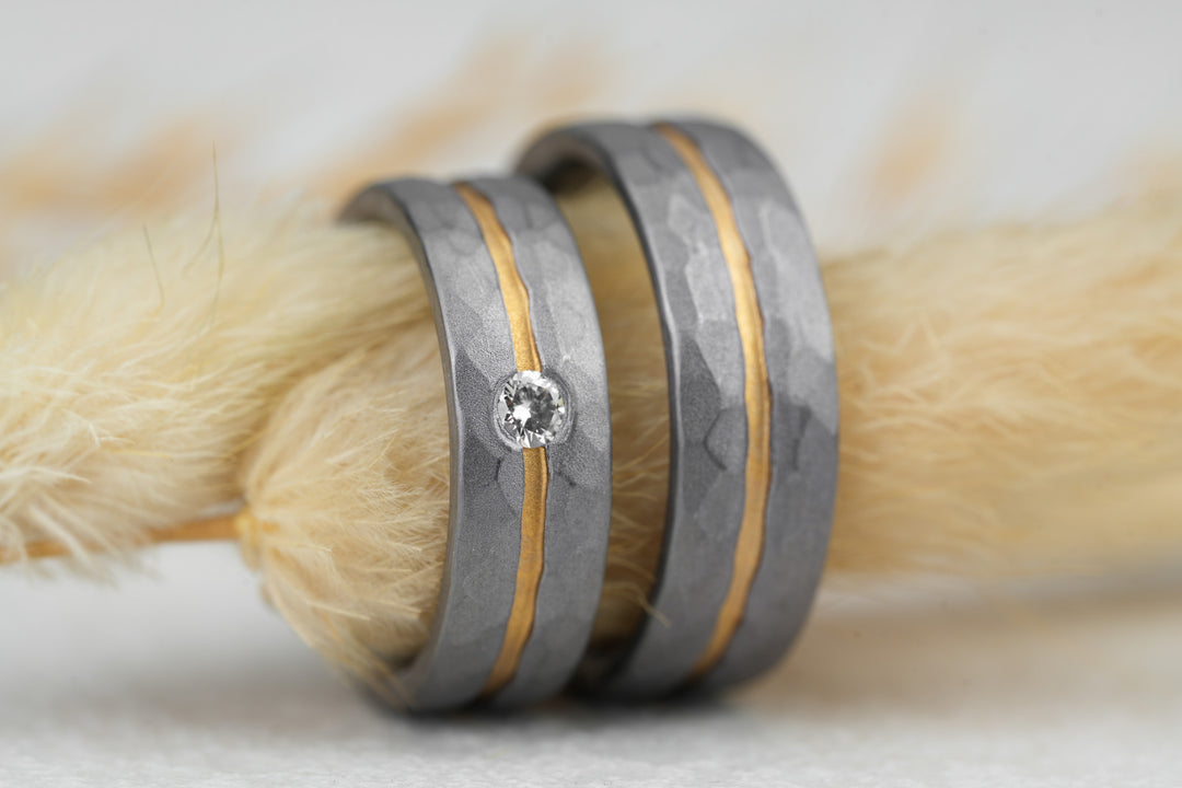 Eheringe Tantal gehämmert Gold Streifen