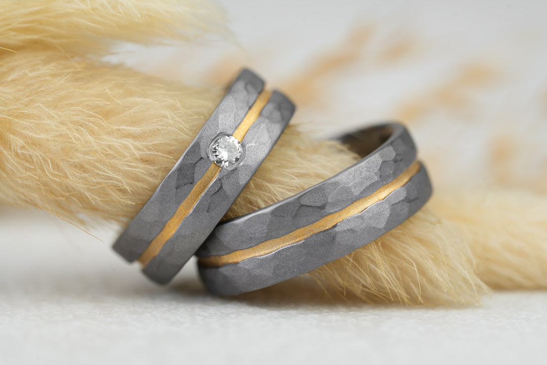 Eheringe Tantal gehämmert Gold Streifen