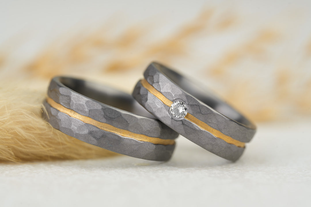Eheringe Tantal gehämmert Gold Streifen