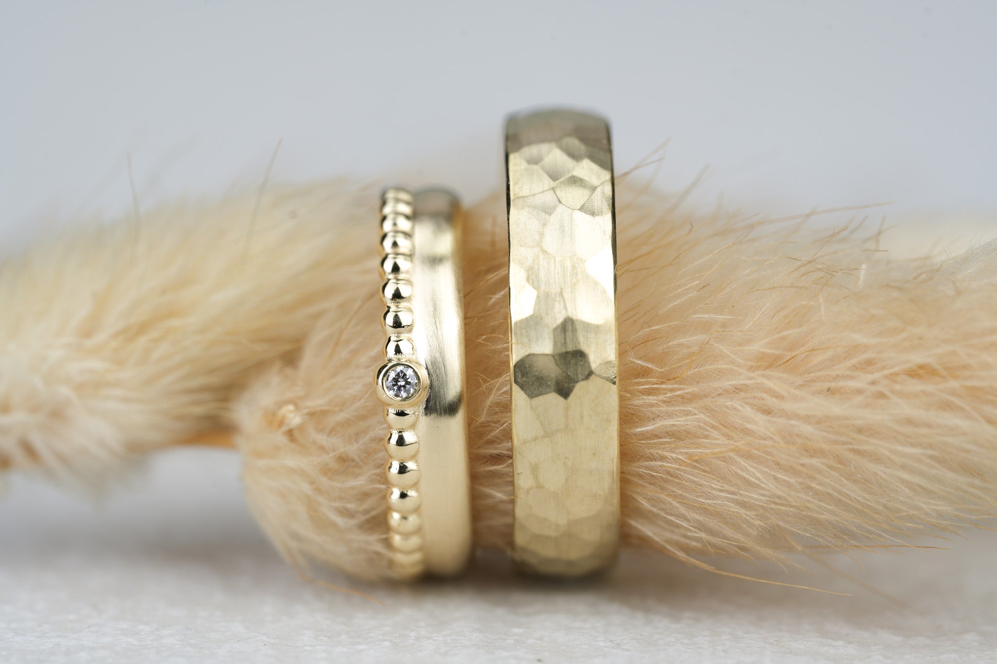 Ehering Kombination gefertigt aus 585 Gold mit Hammerschlag und Perlen mit Diamant