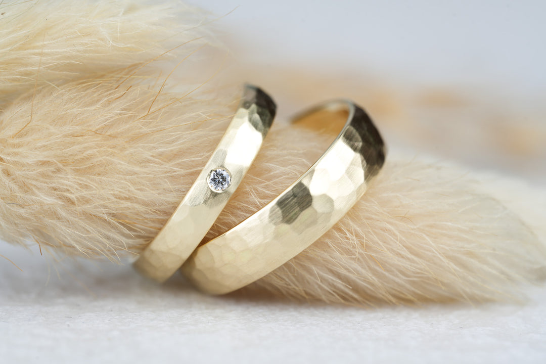 Ehering Set Hammerschlag in Gold 585 mit Diamant 