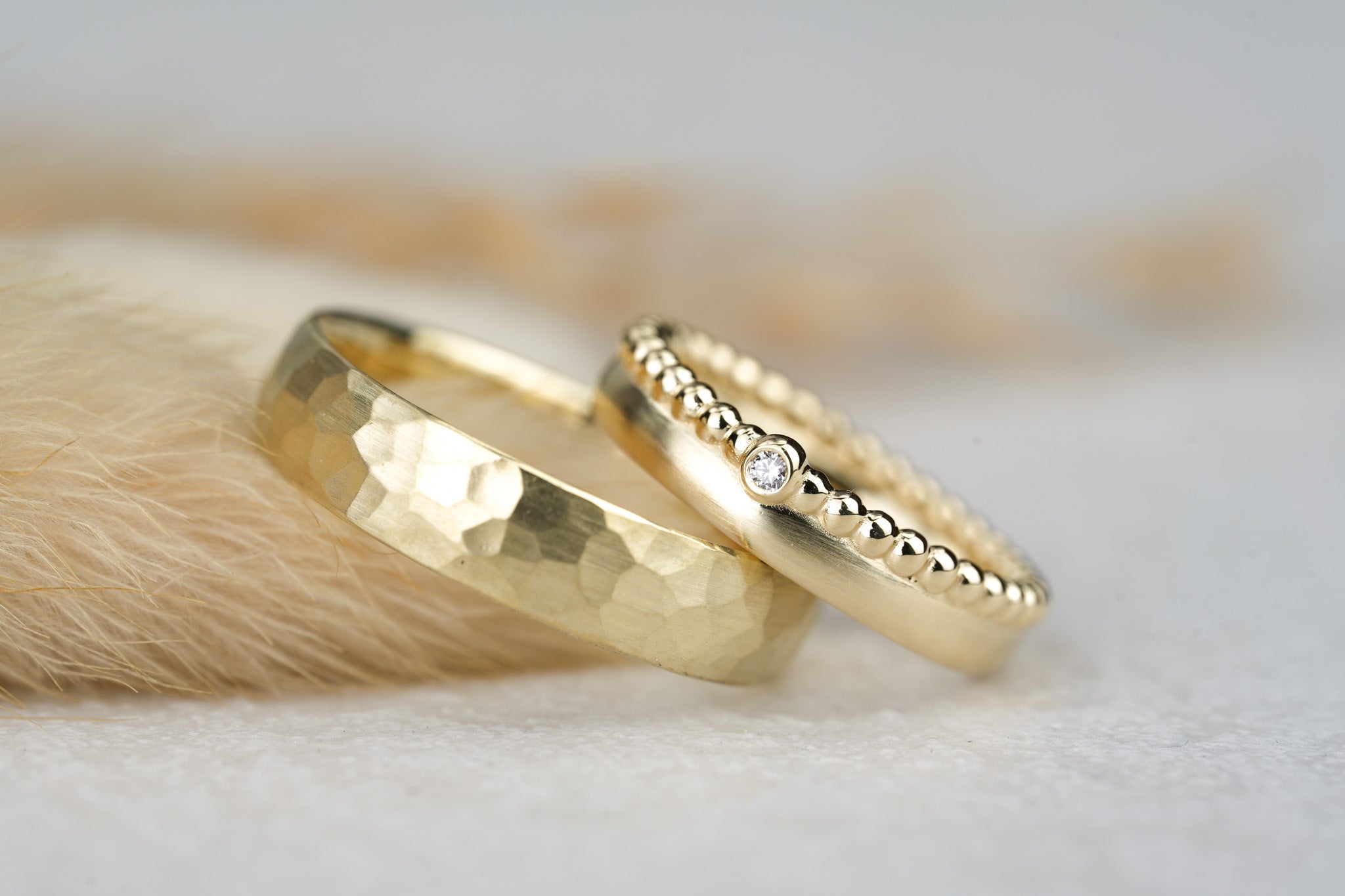Ehering Set in Gelbgold mit strukturierter Hammerschlag Oberflaeche und Damenring in vintage Design