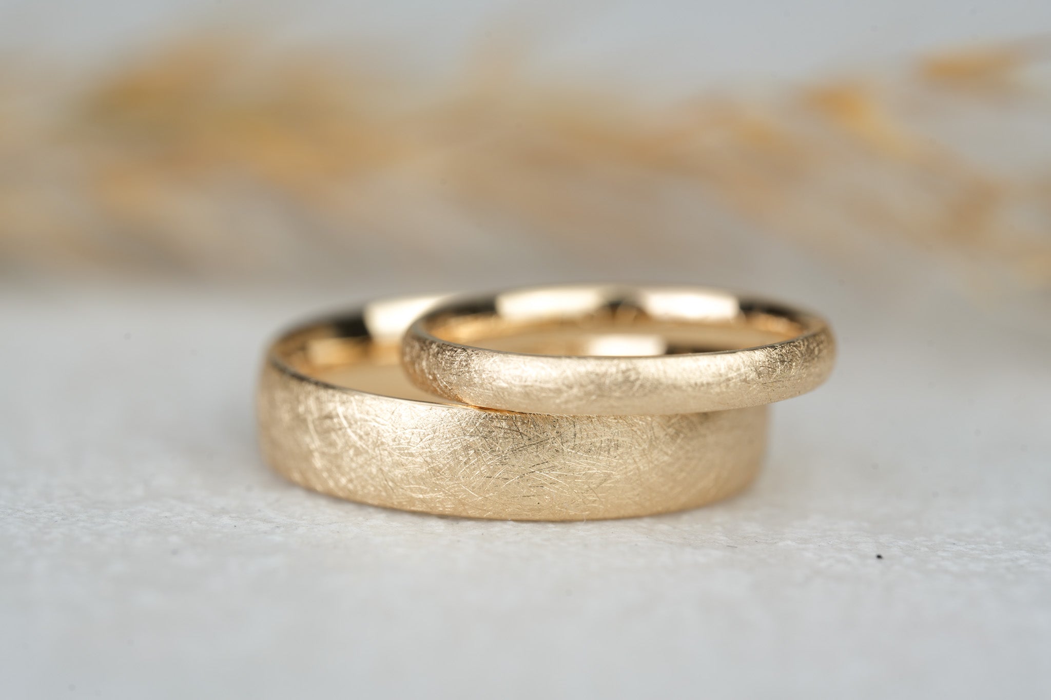 Eheringe 14kt Gold Gelbgold Eismatt in Ovaler Form besonders