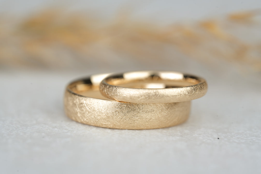 Eheringe 14kt Gold Gelbgold Eismatt in Ovaler Form besonders