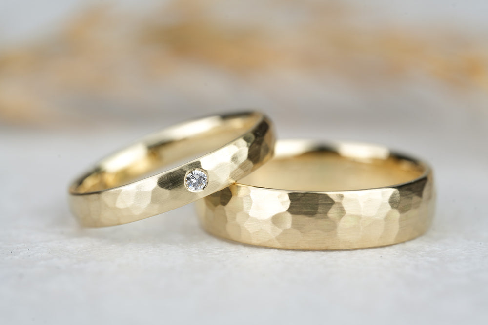 Eheringe Gelbgold Vintage gehaemmert mit Diamant