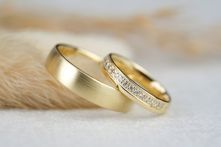 Eheringe Gelbgold gefertigt als Memoire Ringe mit vielen Diamanten Steinen