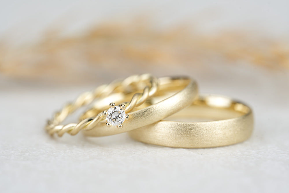 Eheringe Gold 585 modern und filigran mit Verlobungsring und Stein