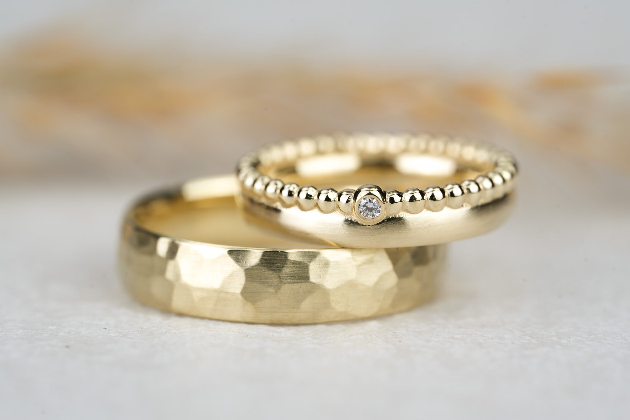 Eheringe Kombination aus Hammerschlag und schlichter Damen Ehering mit Kugelring und Diamant
