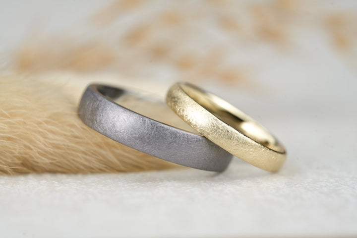 Eheringe Tantal Herrenring und Gold Damenring Eismatt oval